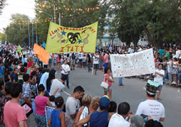 Colorido festejo en cierre oficial del corso de la familia