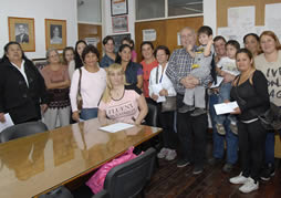 Regueiro y Biroulet continÃºan entregando subsidios a familias de bajos recursos