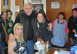 Biroulet y Regueiro entregaron becas de estudio y nebulizadores
