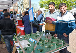 Alumnos expusieron sus trabajos frente a la Municipalidad