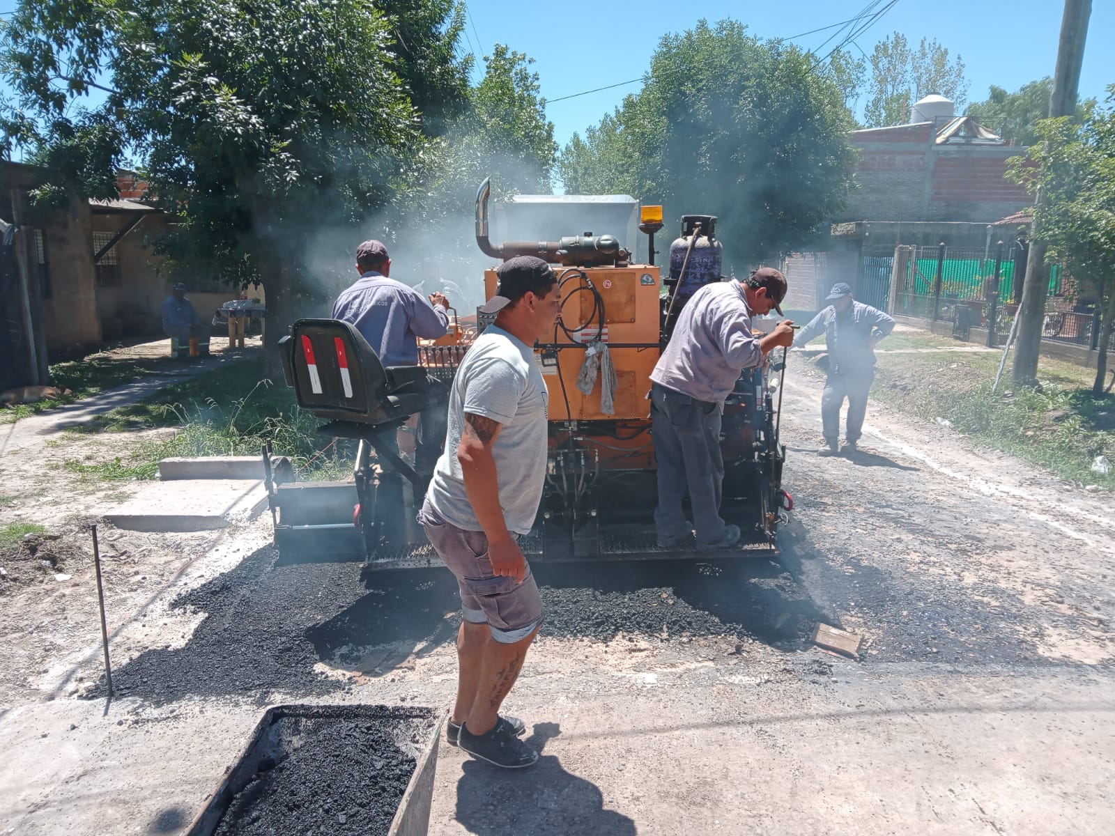 GESTIÓN/     El Municipio comenzó a asfaltar Kingston, en Parque Americano   