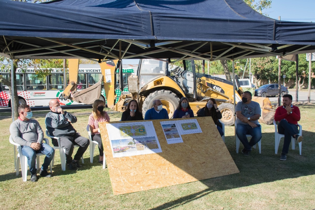 GESTIÓN/        El Municipio realizó reunión de preobra en la Plaza de La Educación