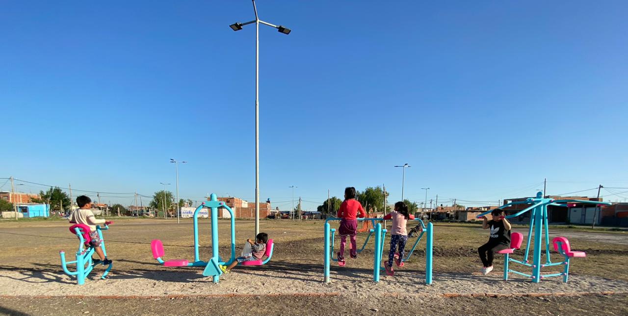 SALUD / EL MUNICIPIO INSTALÓ MÁS EQUIPOS DE GIMNASIO EN ESPACIOS PÚBLICOS DE PRESIDENTE PERÓN