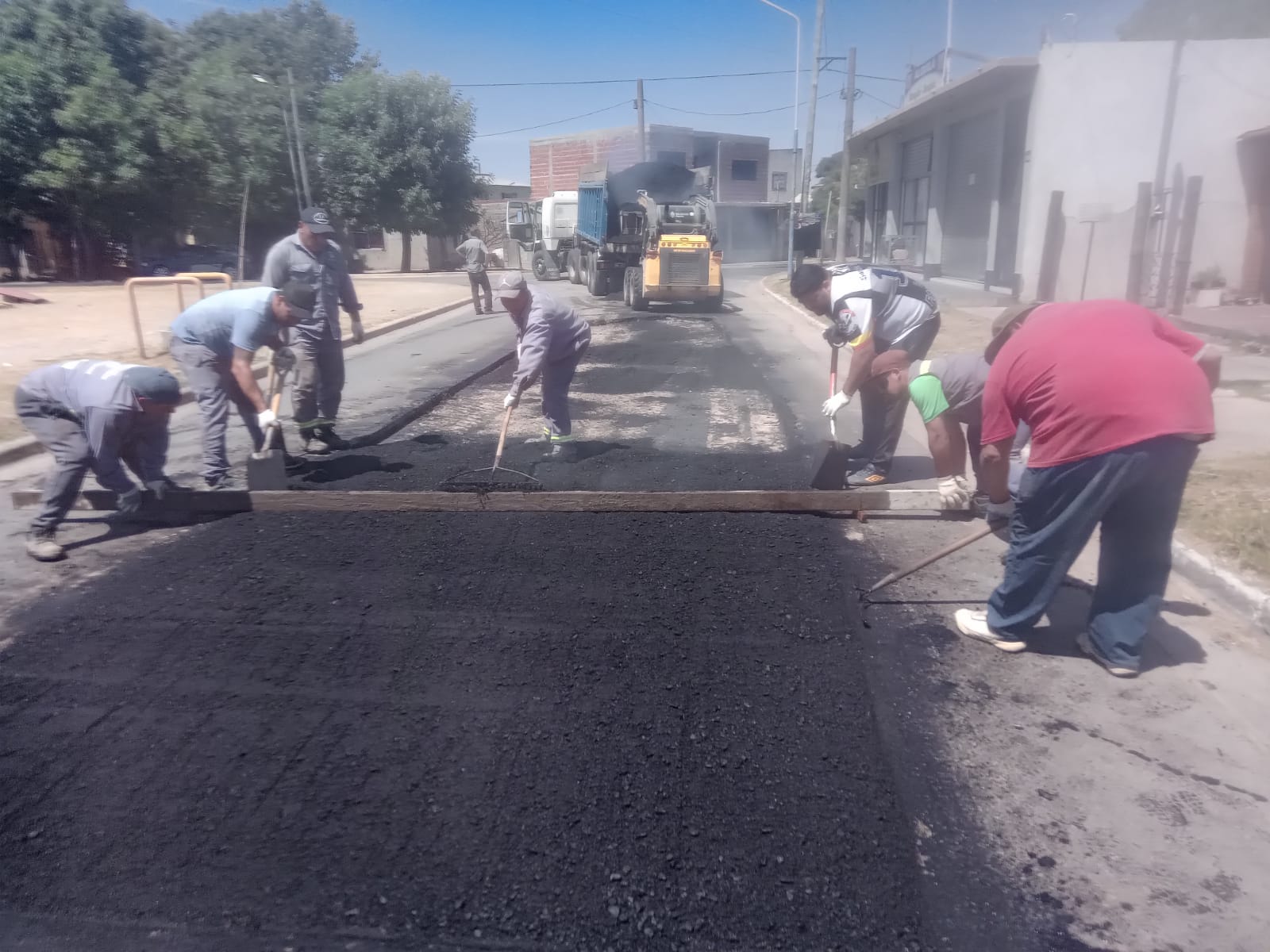 SERVICIOS / EL MUNICIPIO REPARA EL PAVIMENTO DE LA PLAZA POBLETE HLACZIK