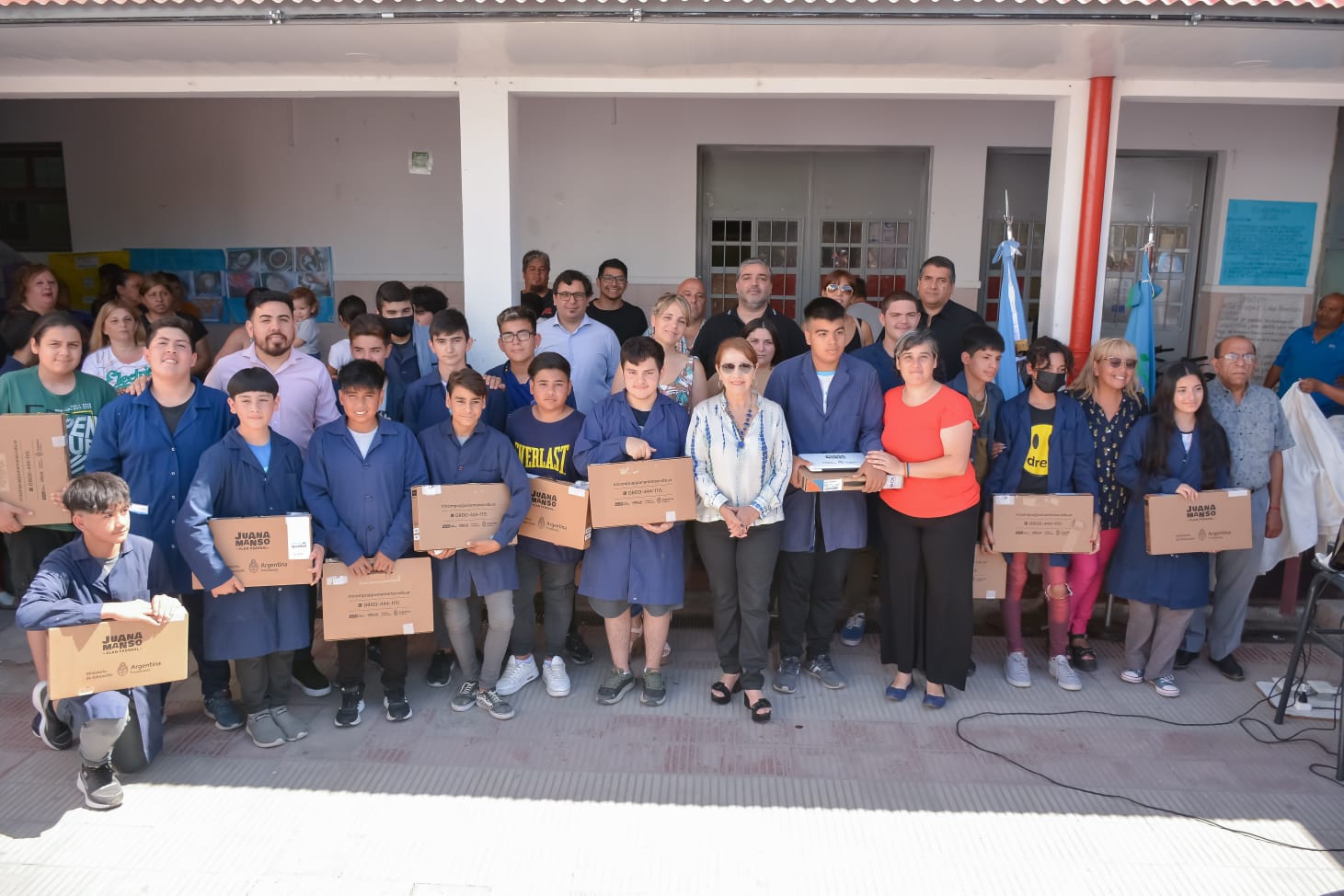 EDUCACIÓN / LA INTENDENTE CANTERO HIZO UNA NUEVA ENTREGA DE NETBOOKS EN LA ESCUELA TÉCNICA Nº 1