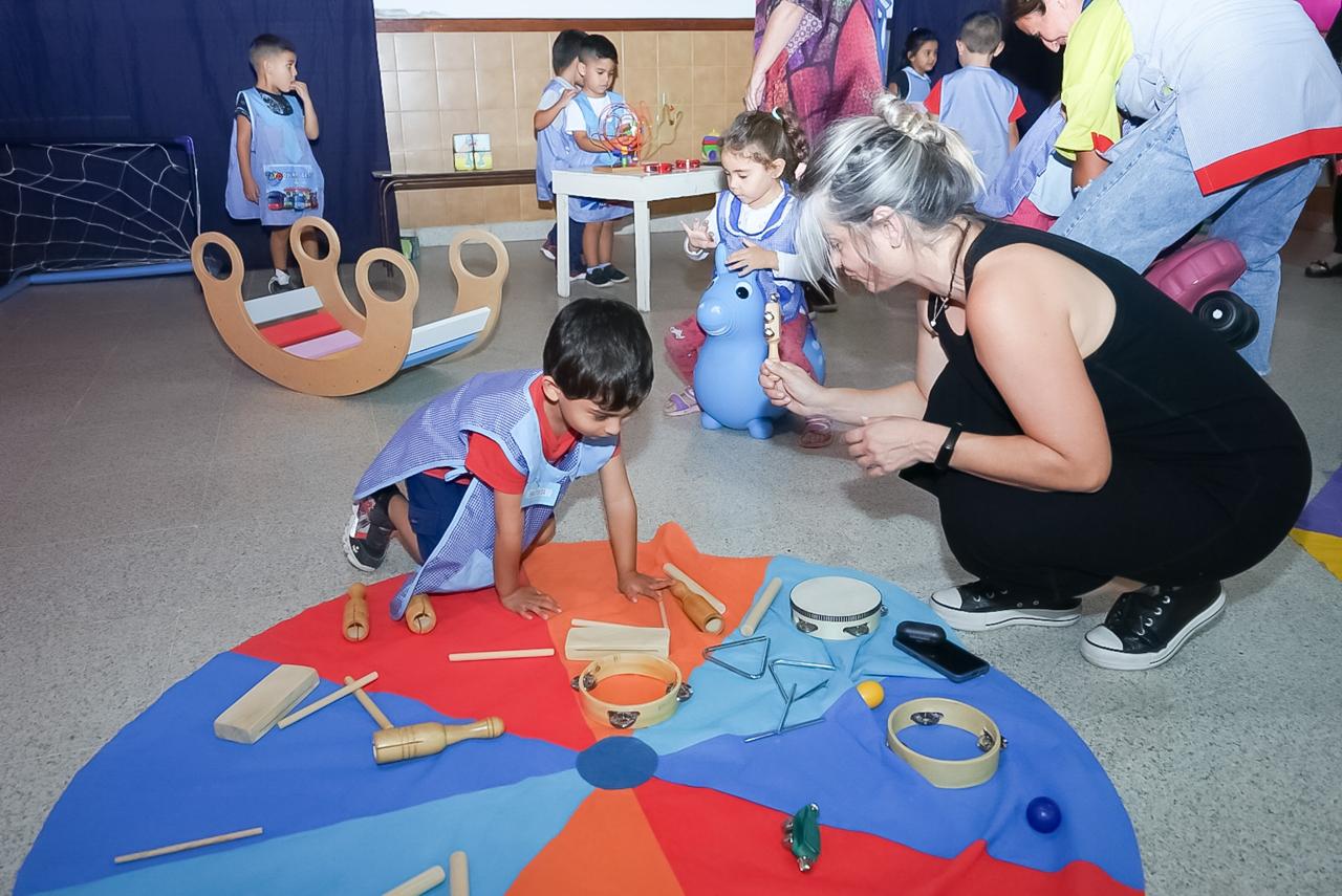 #Educación / Blanca Cantero y Micaela Ferraro entregaron juegotecas a niños y niñas de los jardines de infantes de Presidente Perón